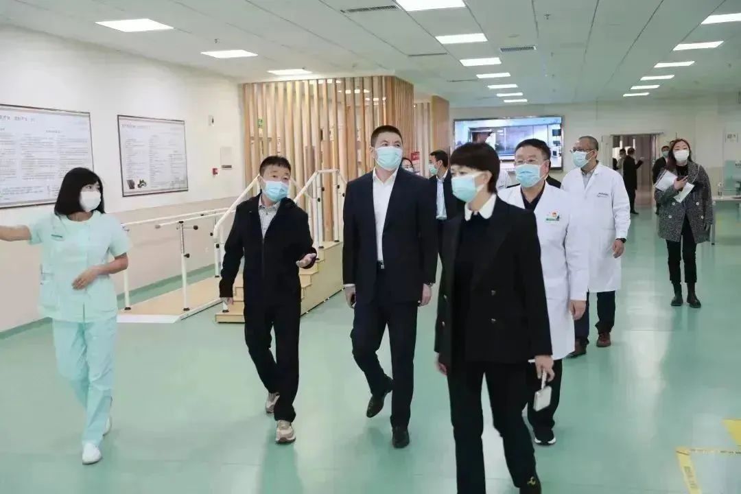 龍港區(qū)人大、區(qū)政府領(lǐng)導(dǎo)一行視察調(diào)研龍港國(guó)際醫(yī)療健康產(chǎn)業(yè)園(圖6)