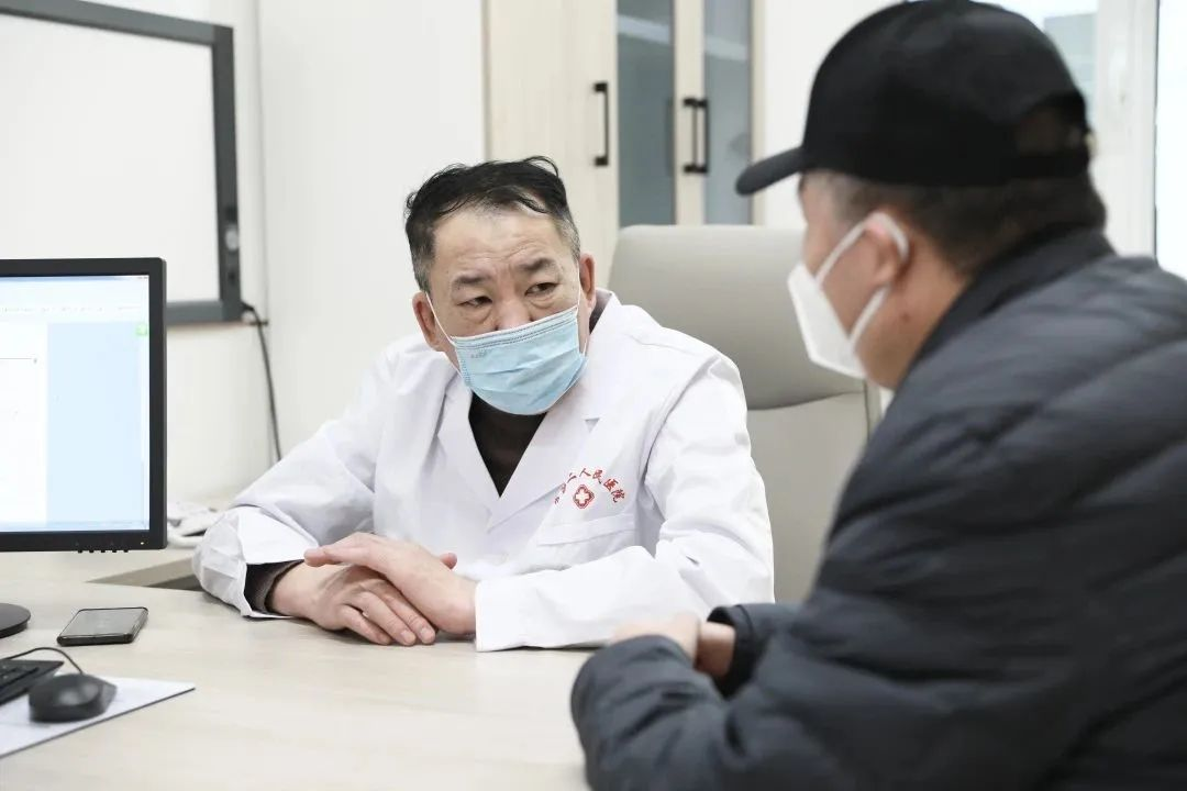 患者如潮，就診場(chǎng)面火爆！市二院著名專家診區(qū)百余位專家陸續(xù)來院出診(圖4)