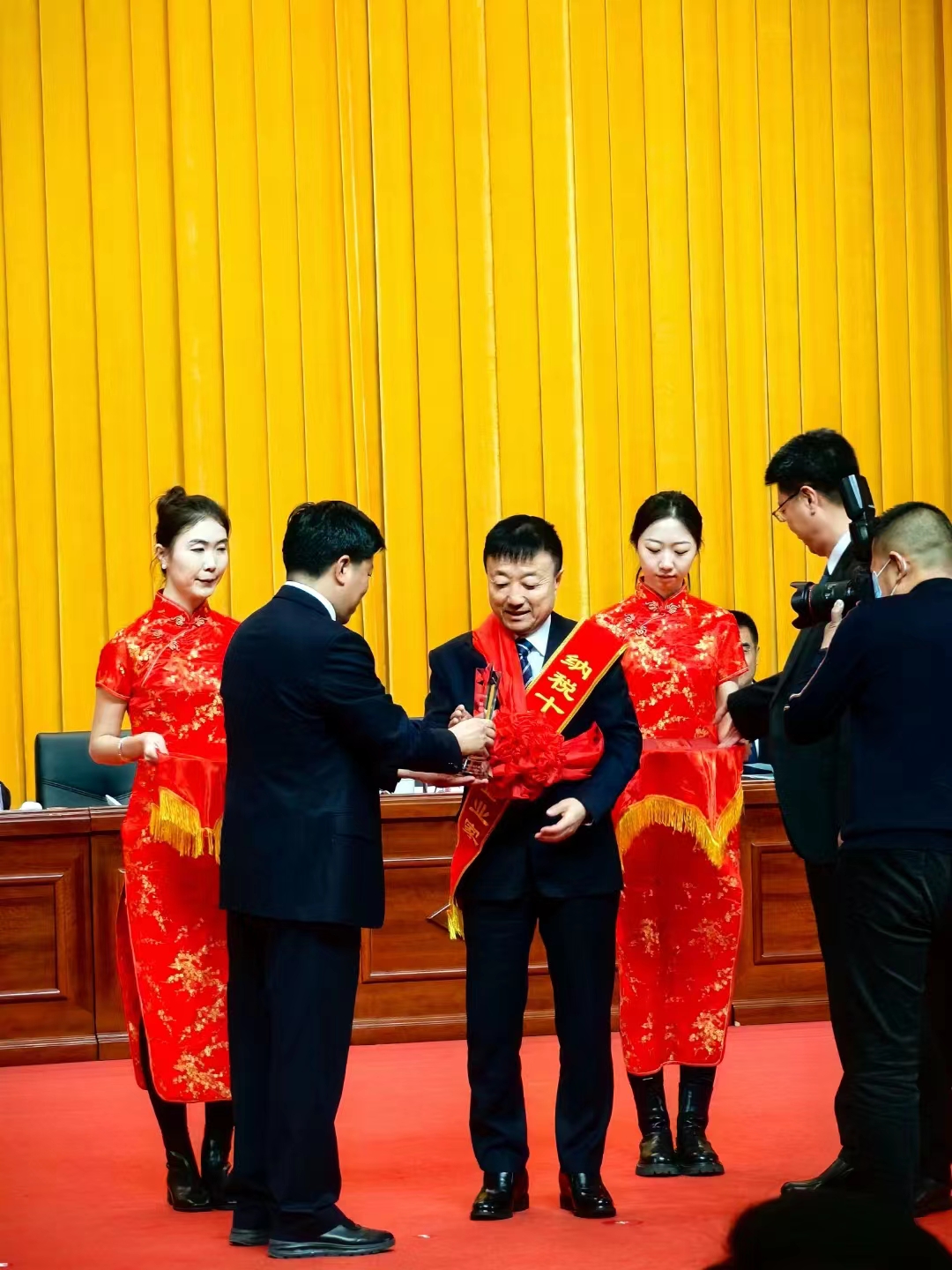 《全市民營(yíng)經(jīng)濟(jì)大會(huì)》暨2023年度民營(yíng)企業(yè)納稅十強(qiáng)表彰大會(huì)在葫蘆島市文化宮隆重召開，董事長(zhǎng)趙立君先生代表集團(tuán)上臺(tái)領(lǐng)獎(jiǎng)(圖3)