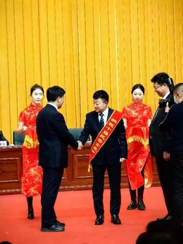 《全市民營(yíng)經(jīng)濟(jì)大會(huì)》暨2023年度民營(yíng)企業(yè)納稅十強(qiáng)表彰大會(huì)在葫蘆島市文化宮隆重召開，董事長(zhǎng)趙立君先生代表集團(tuán)上臺(tái)領(lǐng)獎(jiǎng)(圖2)