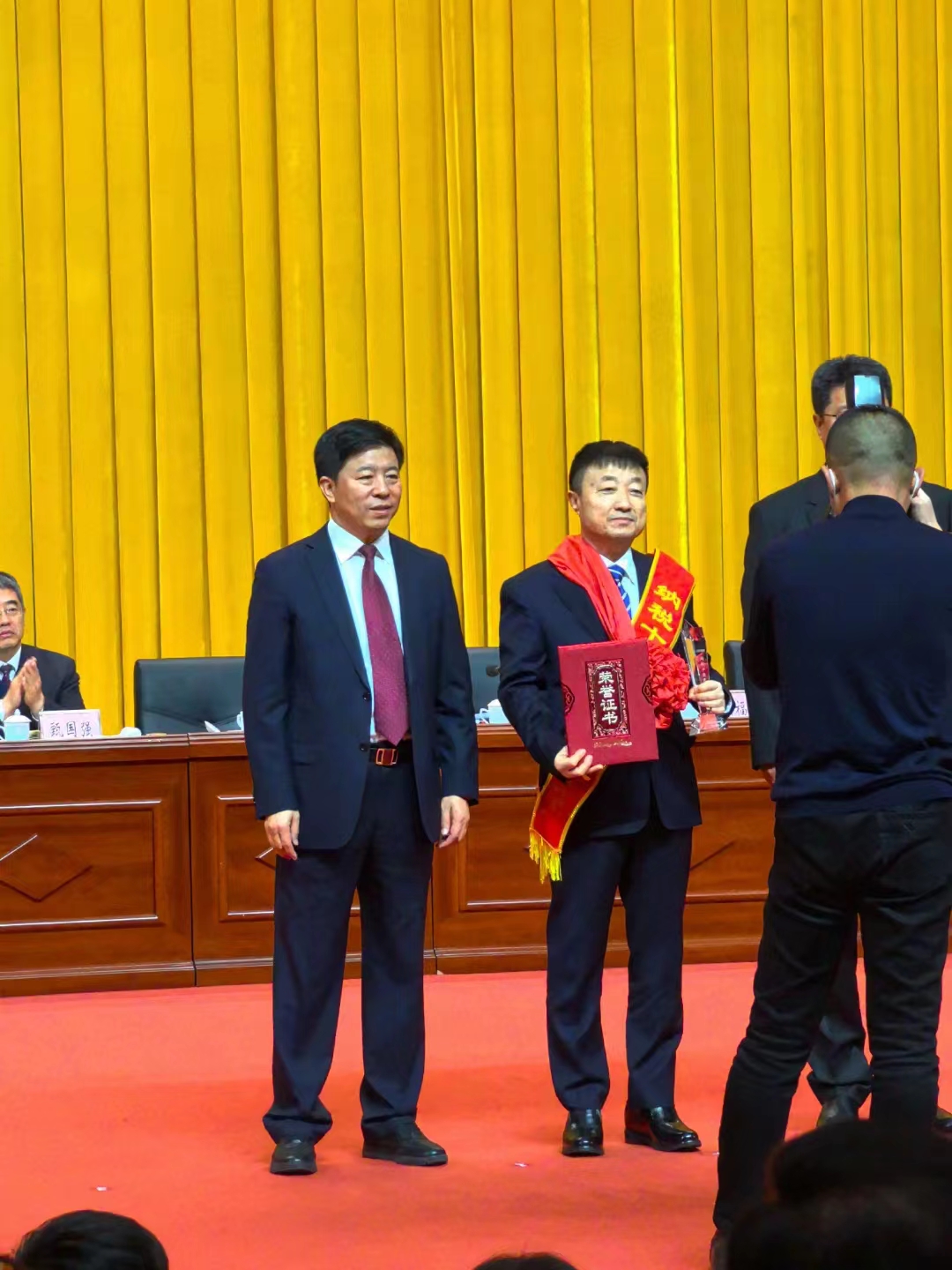 《全市民營(yíng)經(jīng)濟(jì)大會(huì)》暨2023年度民營(yíng)企業(yè)納稅十強(qiáng)表彰大會(huì)在葫蘆島市文化宮隆重召開，董事長(zhǎng)趙立君先生代表集團(tuán)上臺(tái)領(lǐng)獎(jiǎng)(圖4)